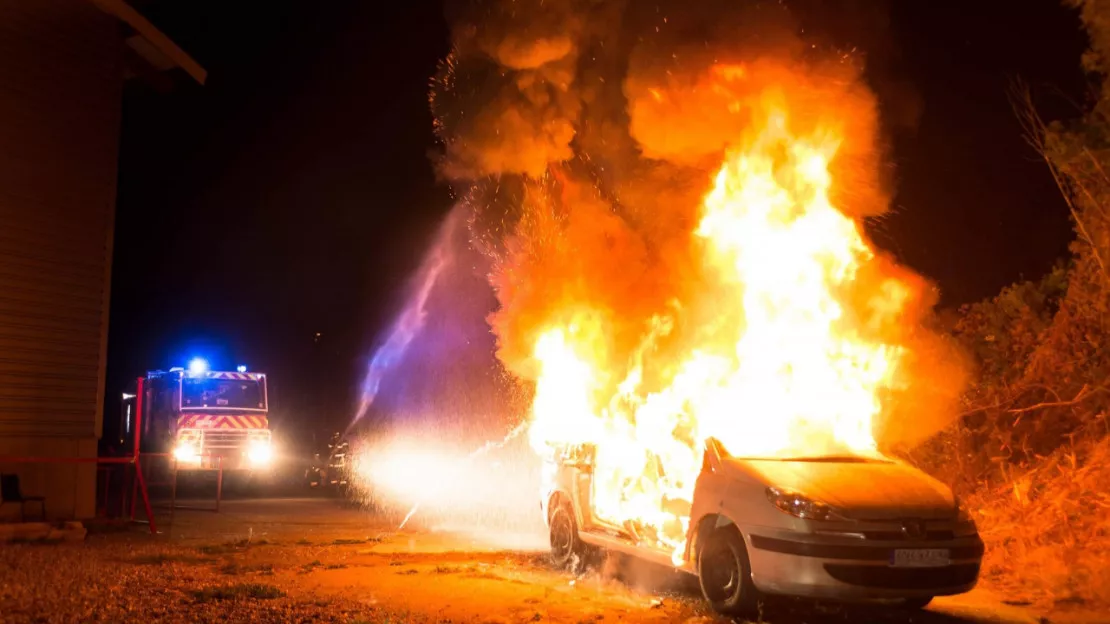 Feu de véhicule à Veynes : une voiture détruite, la maison épargnée