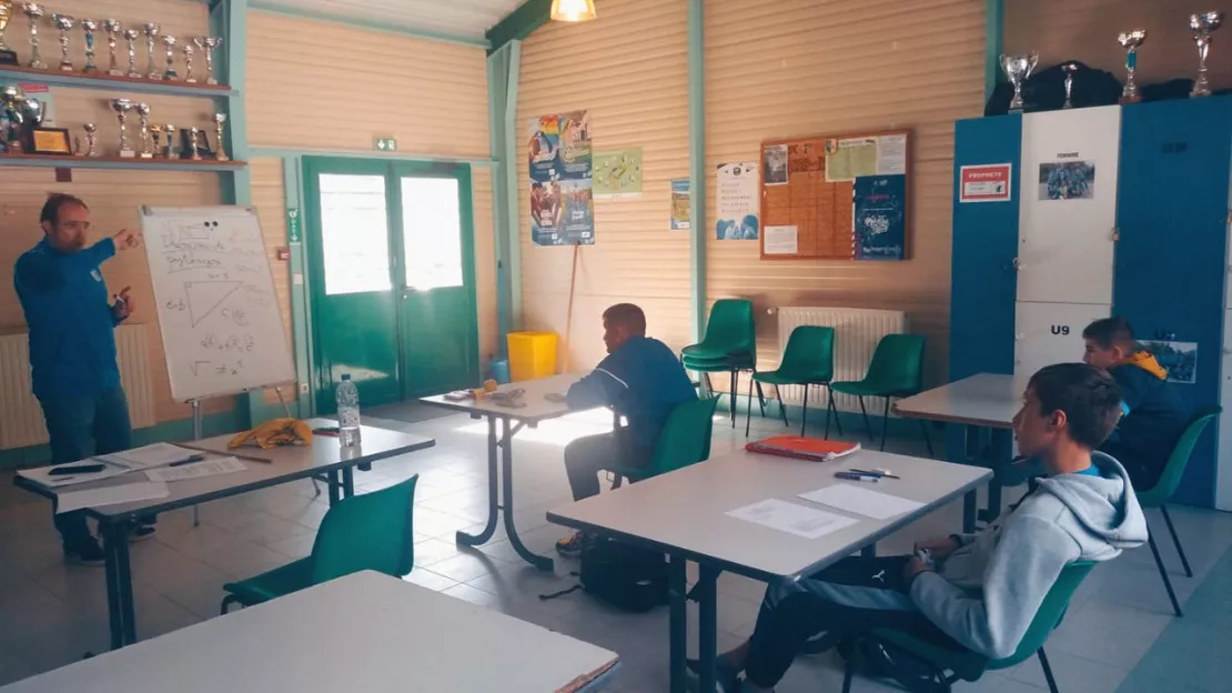 Hautes-Alpes : au club de foot de l'Argentière, on fait réviser avant le bac