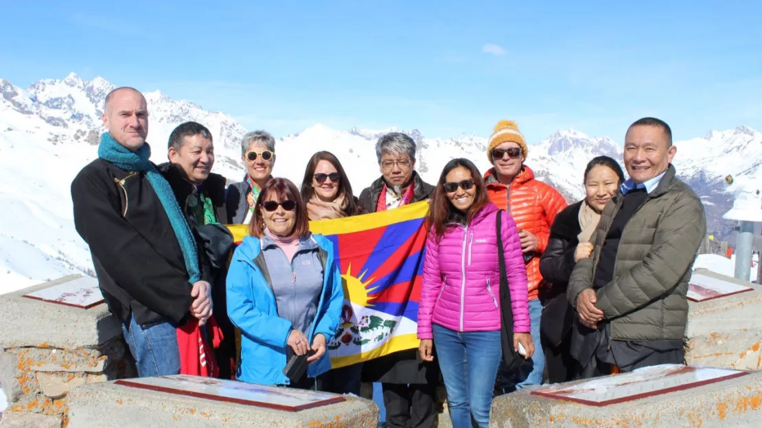 Hautes-Alpes : le drapeau tibétain dans le ciel de Saint-Chaffrey pour ne pas oublier