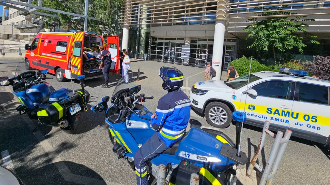 Hautes-Alpes : les gendarmes escortent une femme enceinte, la petite fille nait avant son arrivée à l'hôpital