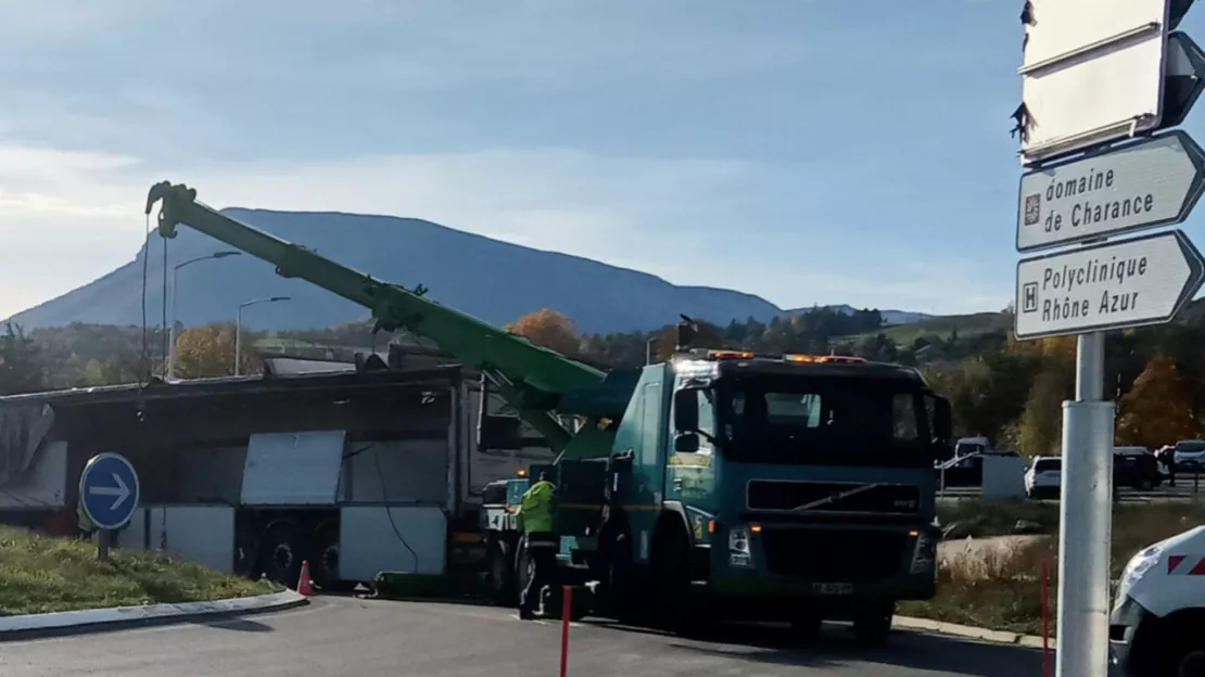 Hautes-Alpes : un camion couché sur le rond point du Senateur à Gap