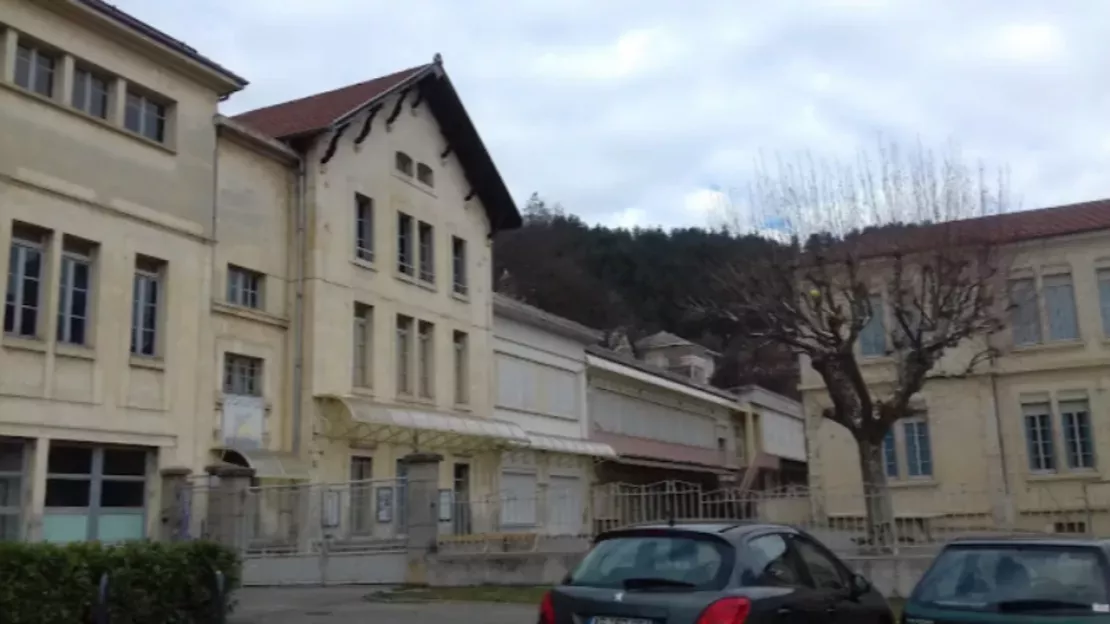 Hautes-Alpes : un gapençais décoré après avoir fait fuir un homme porteur d’un couteau devant le collège Centre