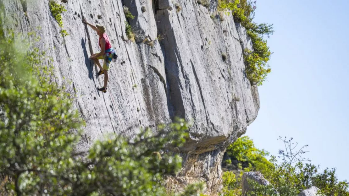 Hautes-Alpes : une femme chute de 5 mètres après un cours d’escalade