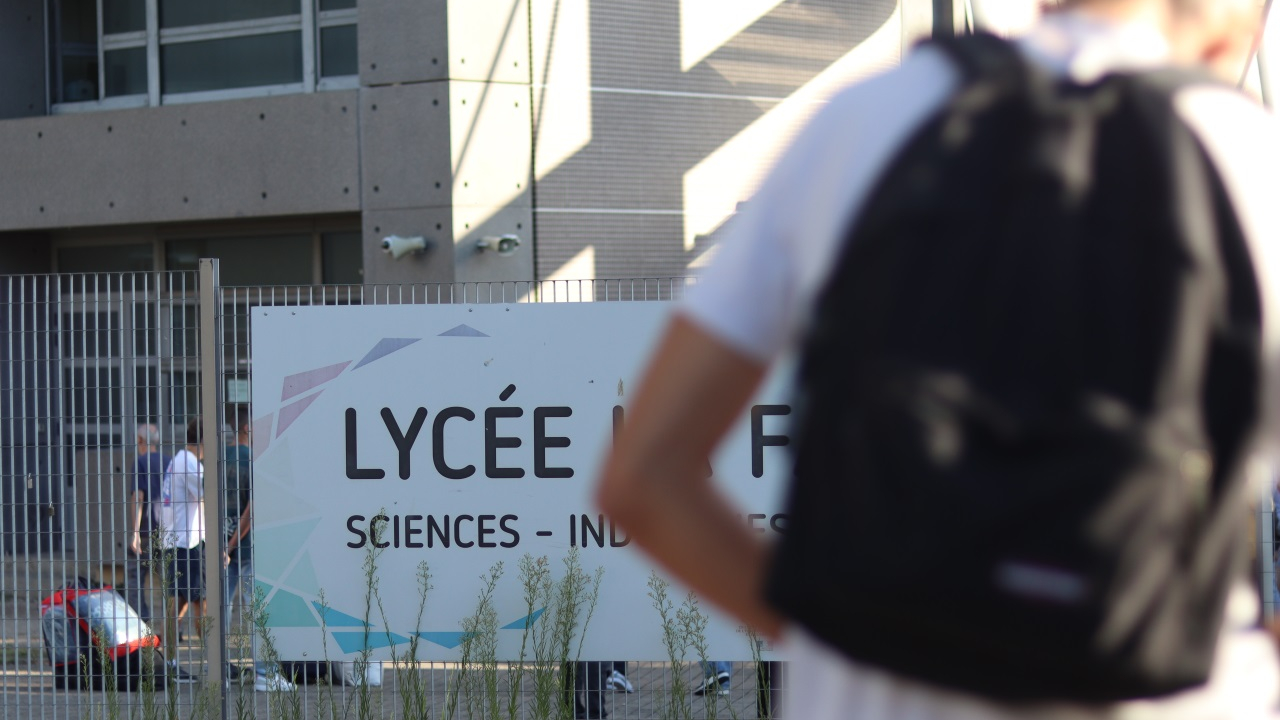 Au lyc&eacute;e Aristide-Briand de Gap, les &eacute;l&egrave;ves manifestent contre la suppression d&rsquo;heures de cours