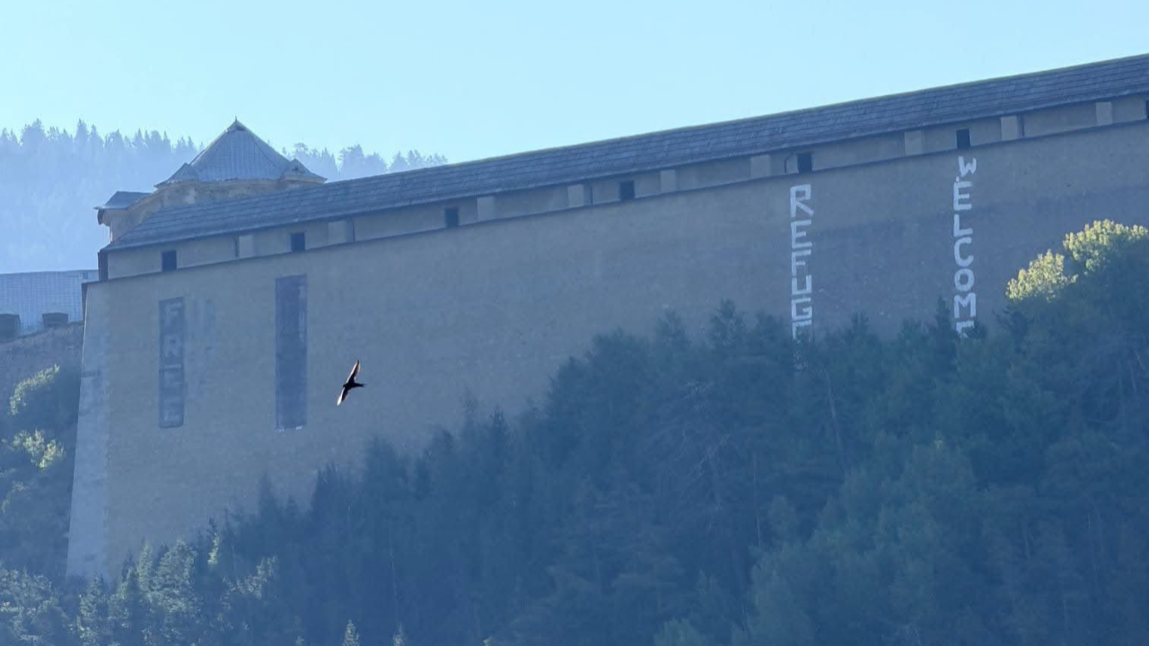 Briançon : Arnaud Murgia dénonce des tags "Refugees welcome" sur les fortifications Briançon : Arnaud Murgia dénonce des tags "Refugees welcome" sur les fortifications