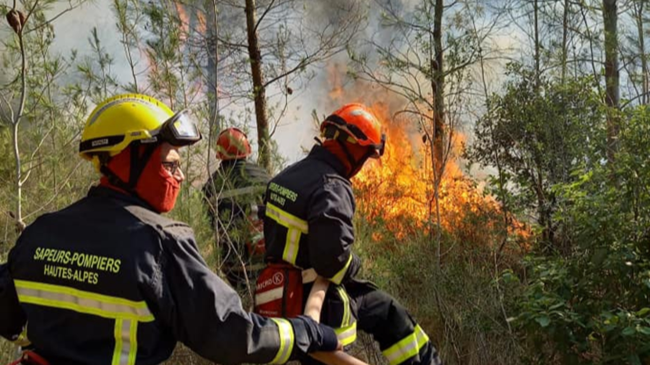 Des banderoles #TouchePasAmonPompier d&eacute;ploy&eacute;es dans les Hautes-Alpes