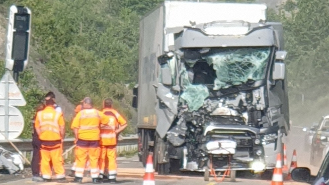 Deux camions entrent en collision au pont du Riou Bourdou à Savines le Lac Deux camions entrent en collision au pont du Riou Bourdou à Savines le Lac