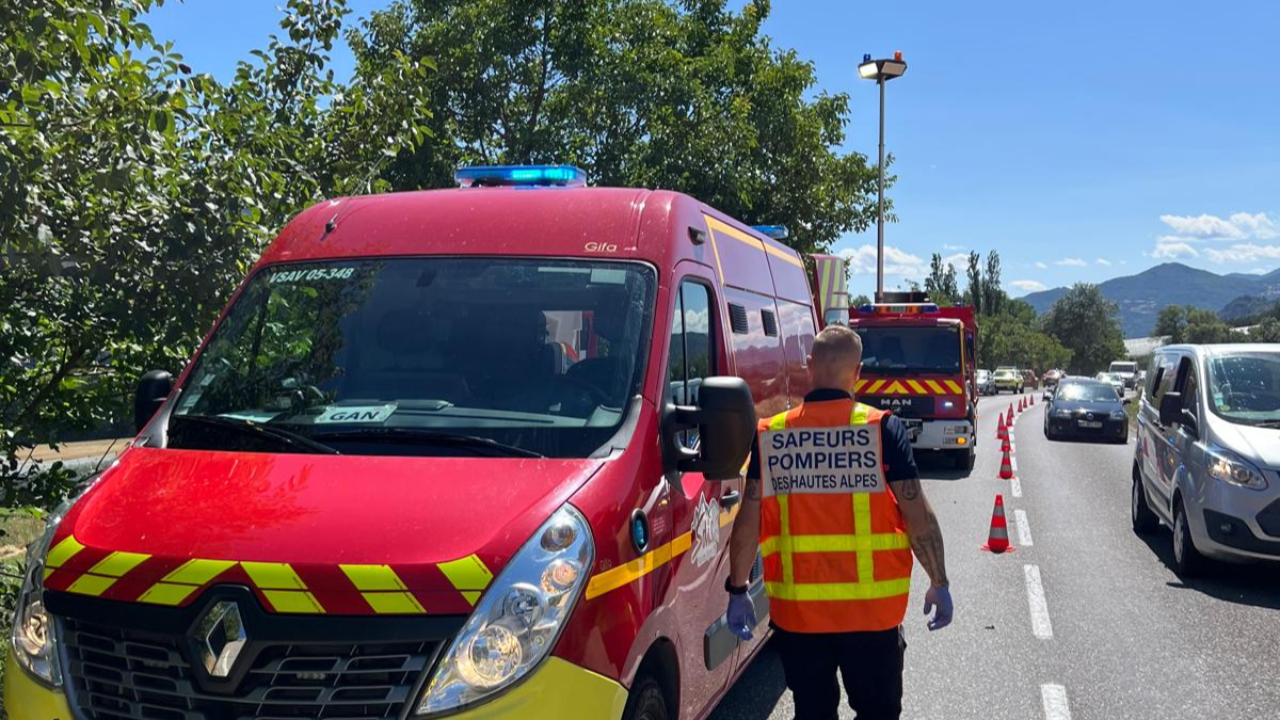 Deux voitures se percutent &agrave; Avan&ccedil;on : apr&egrave;s des tonneaux, un automobiliste finit sur le toit