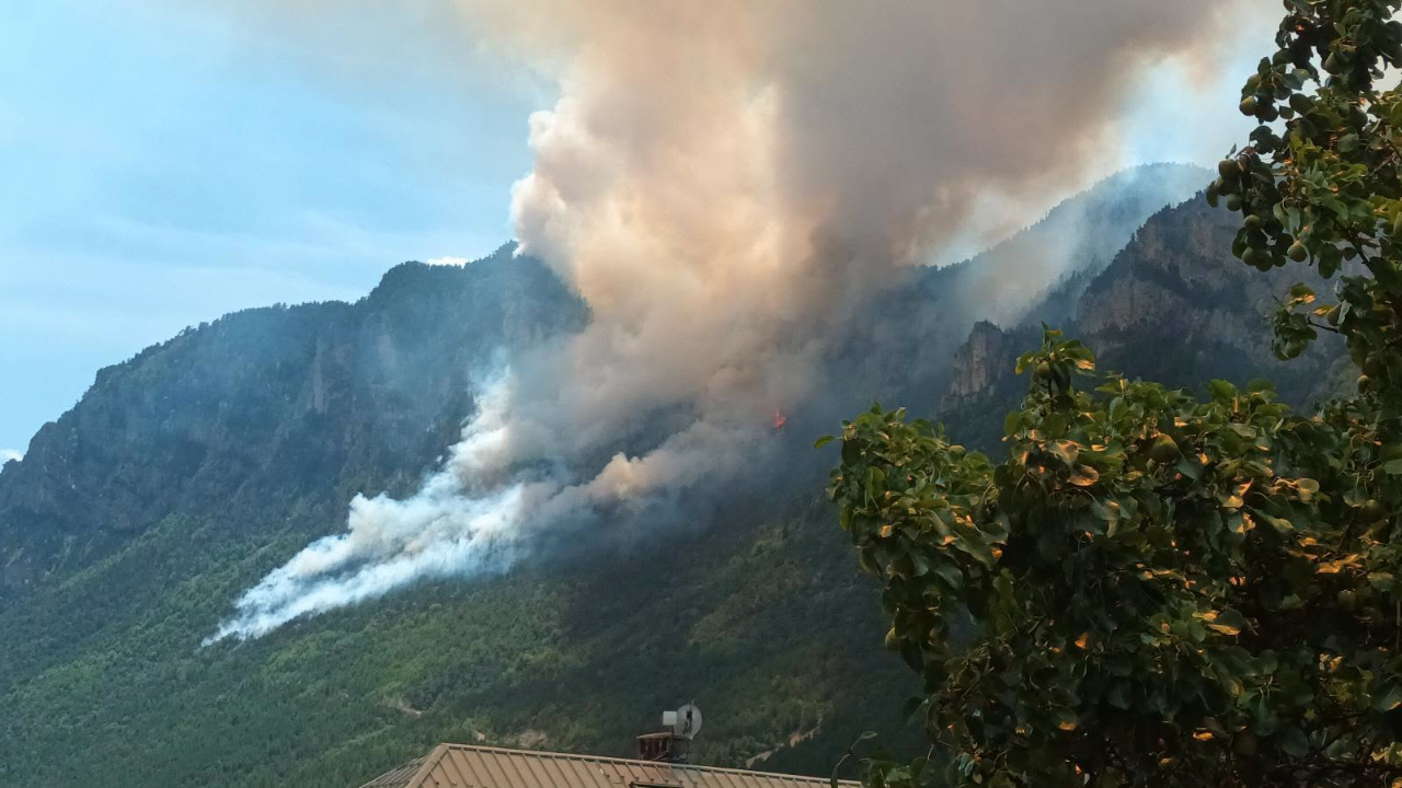 Feu à l’entrée de la vallée de Freissinières, le parc des Ecrins appelle les randonneurs à ne pas s’aventurer sur le secteur Feu à l’entrée de la vallée de Freissinières, le parc des Ecrins appelle les randonneurs à ne pas s’aventurer sur le secteur