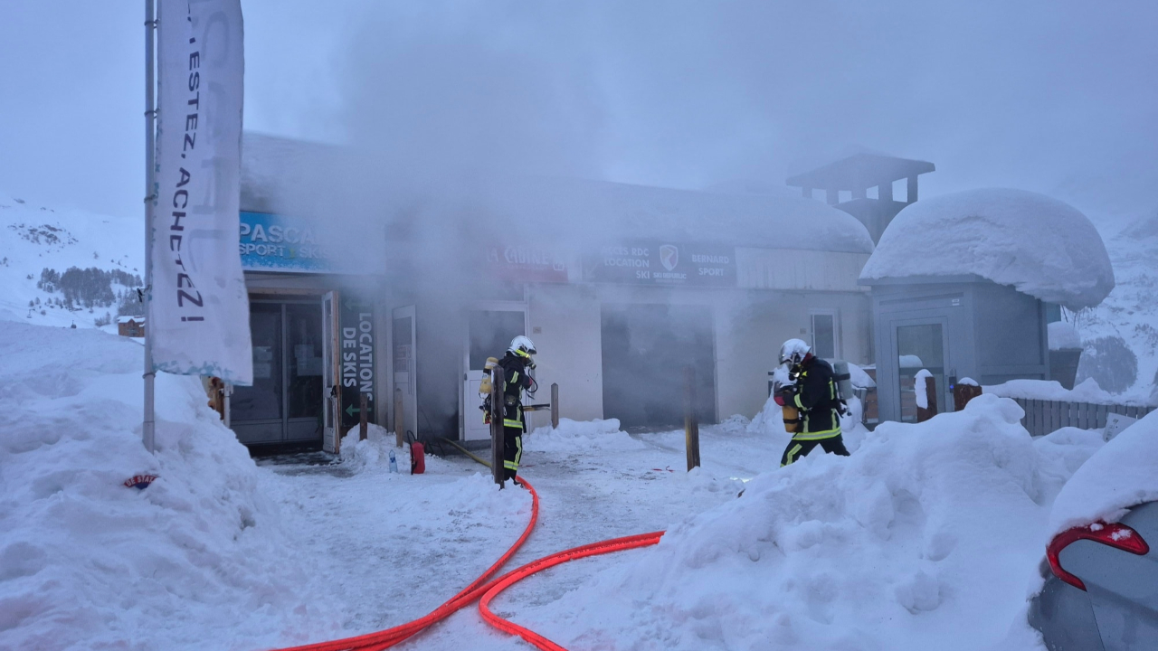 Feu d'appartement &agrave; Orci&egrave;res-Merlette : une cinquantaine de pompiers engag&eacute;s, dix habitants coinc&eacute;s sur un balcon