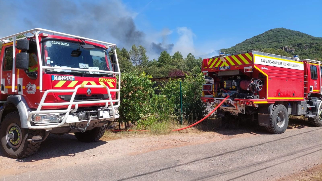 Gap : un camion en feu provoque un incendie, une maison sauvée par les pompiers Gap : un camion en feu provoque un incendie, une maison sauvée par les pompiers