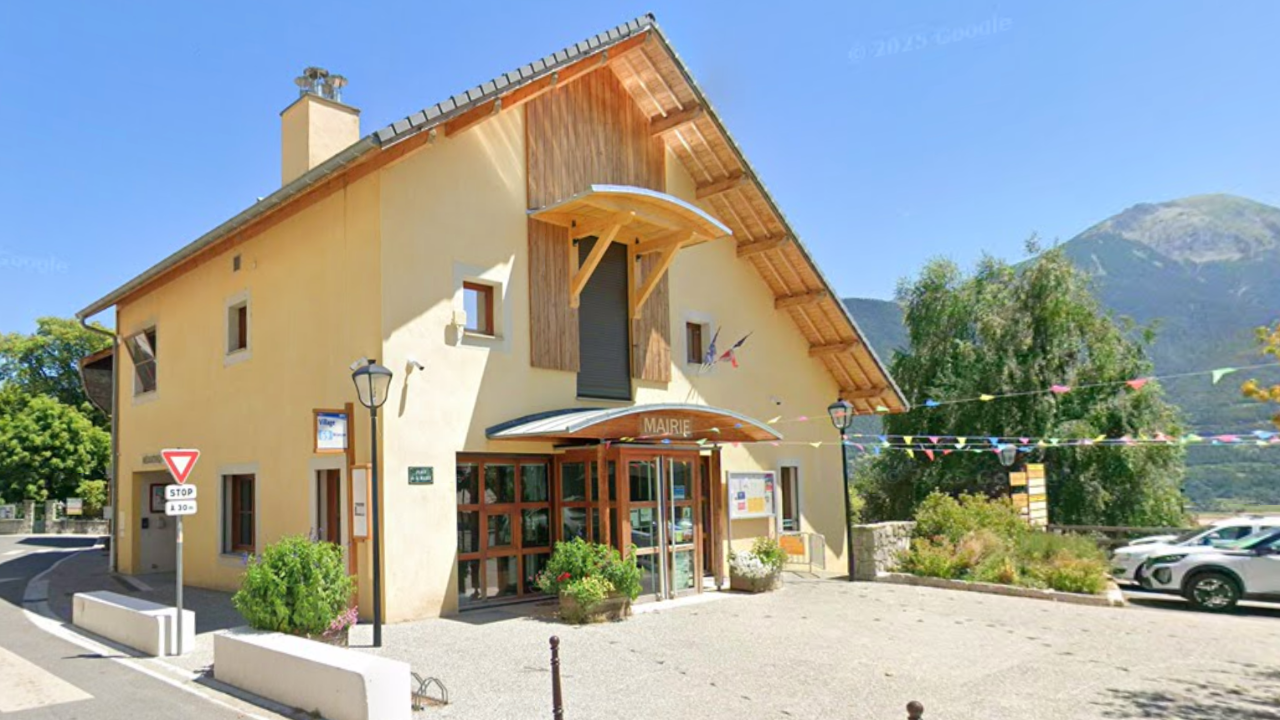 Hautes-Alpes : après le rat cloué sur sa mairie, cet édile découvre que la tombe de ses parents a été dégradée Hautes-Alpes : après le rat cloué sur sa mairie, cet édile découvre que la tombe de ses parents a été dégradée