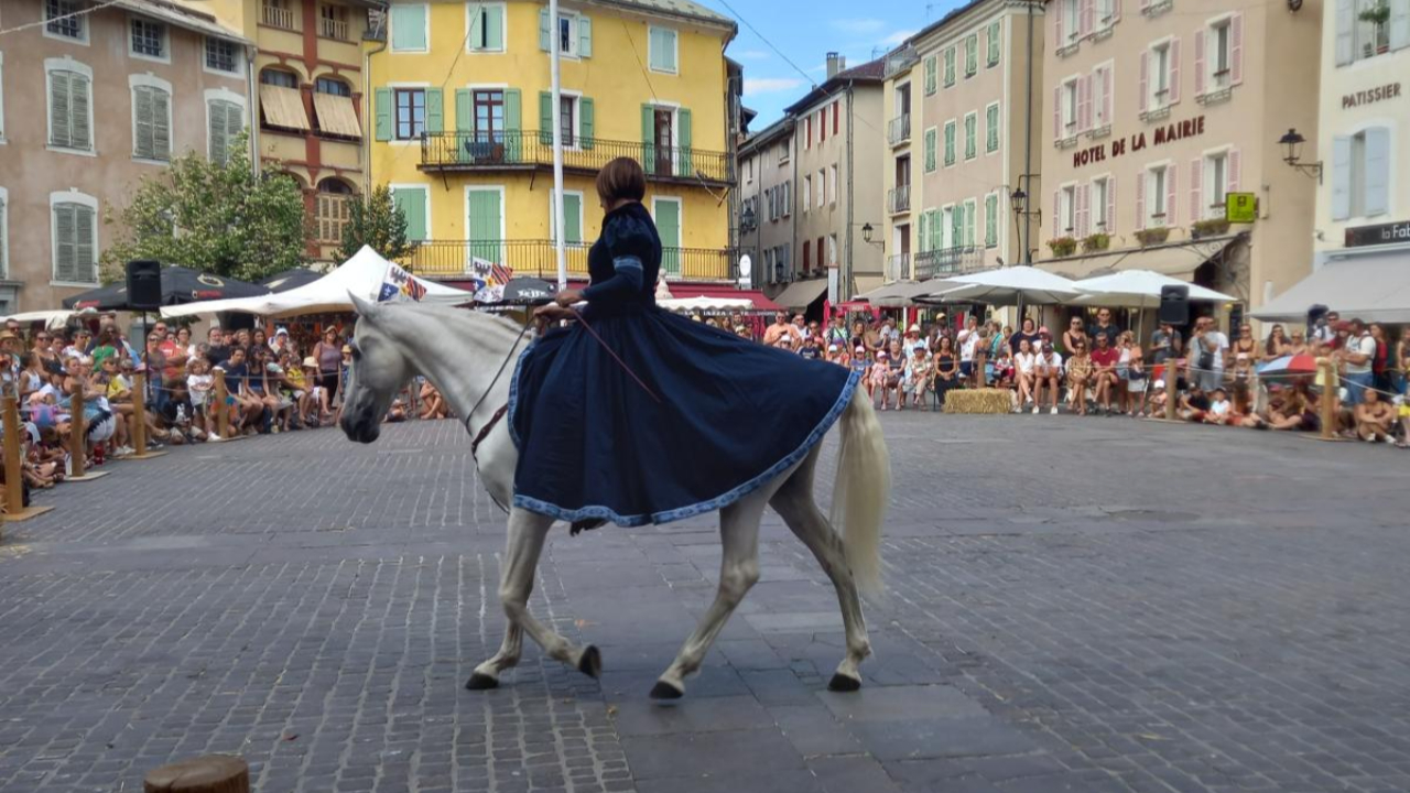 Hautes-Alpes : coup d'envoi de la fête médiévale d'Embrun Hautes-Alpes : coup d'envoi de la fête médiévale d'Embrun