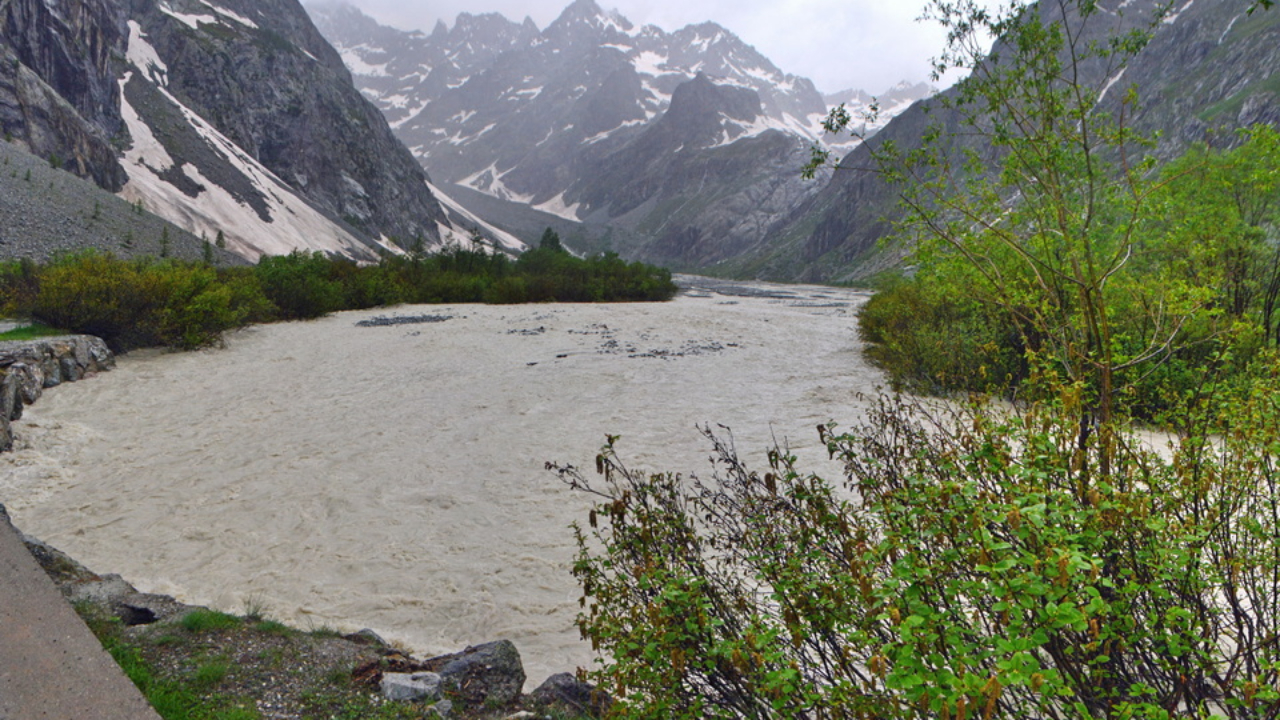 Hautes-Alpes : des campings évacués en pleine nuit suite aux fortes pluies Hautes-Alpes : des campings évacués en pleine nuit suite aux fortes pluies