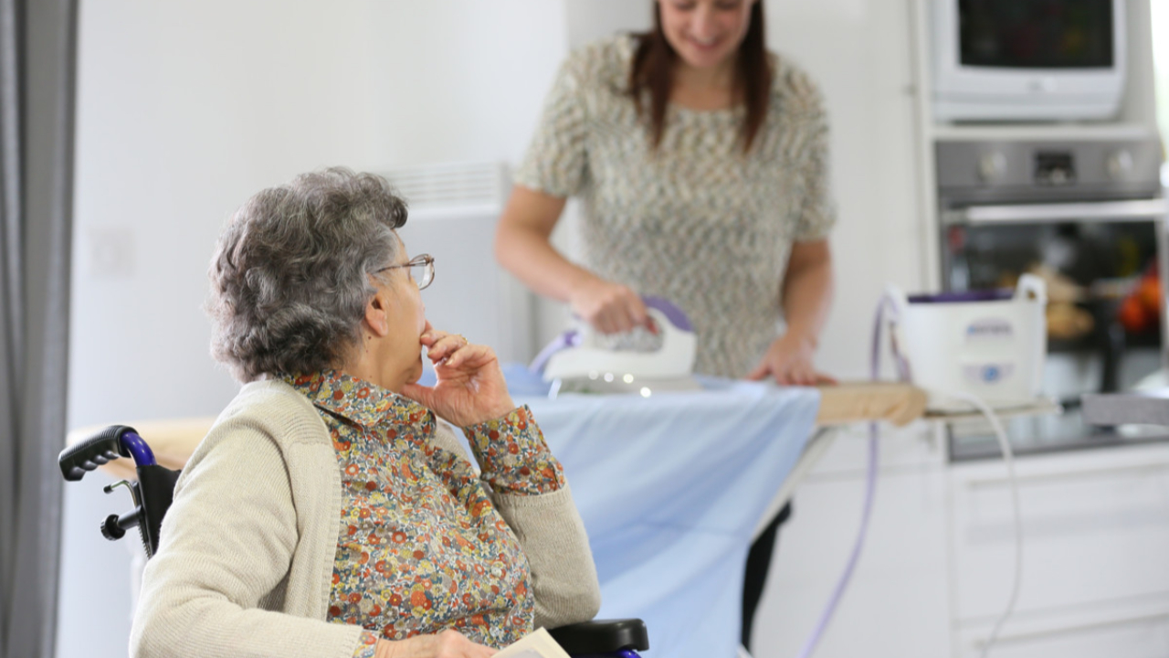 Hautes-Alpes : des conseillers départementaux dans la peau d’aides à domicile