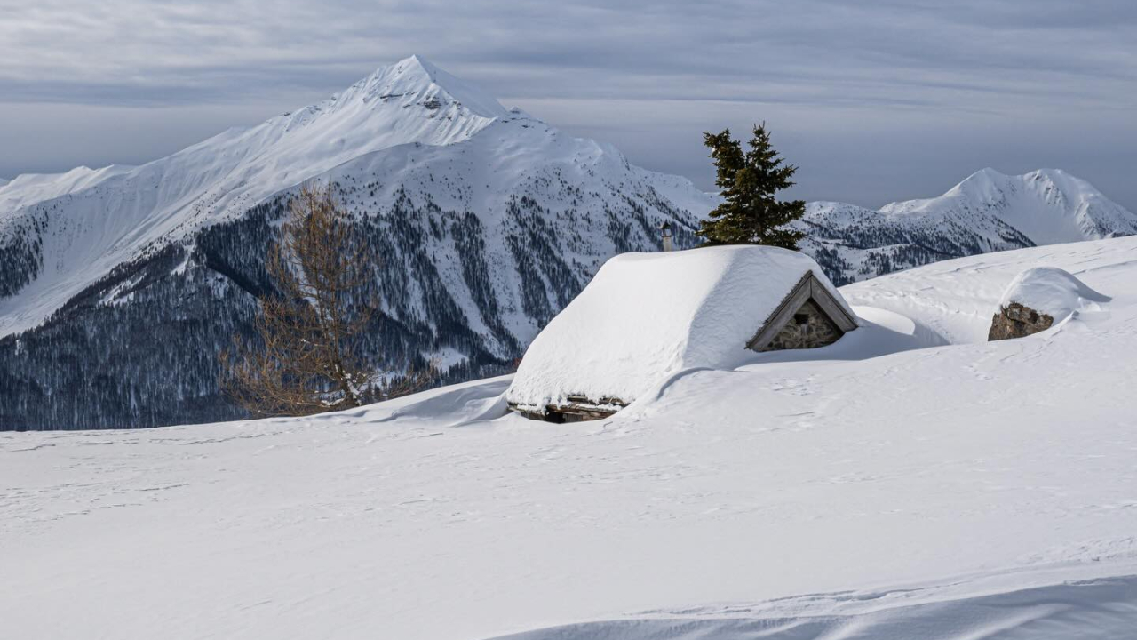 Hautes-Alpes : l&rsquo;acc&egrave;s au village de Prapic coup&eacute; par deux avalanches, jusqu&rsquo;&agrave; 4 m&egrave;tres de neige sur la route