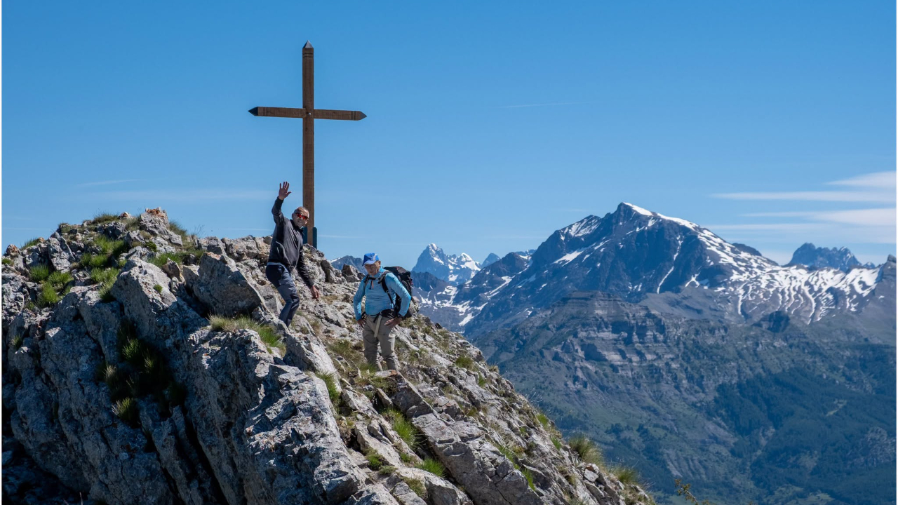 Hautes-Alpes : la croix install&eacute;e au pic de l&rsquo;Aiguille a &eacute;t&eacute; retir&eacute;e, un collectif anonyme revendique l&rsquo;action