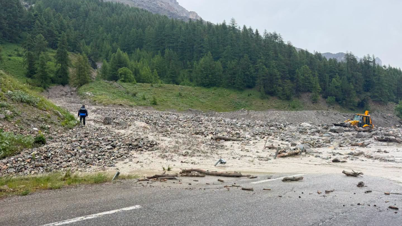 Hautes-Alpes : la RD1091 rouvre apr&egrave;s plusieurs coul&eacute;es de boue
