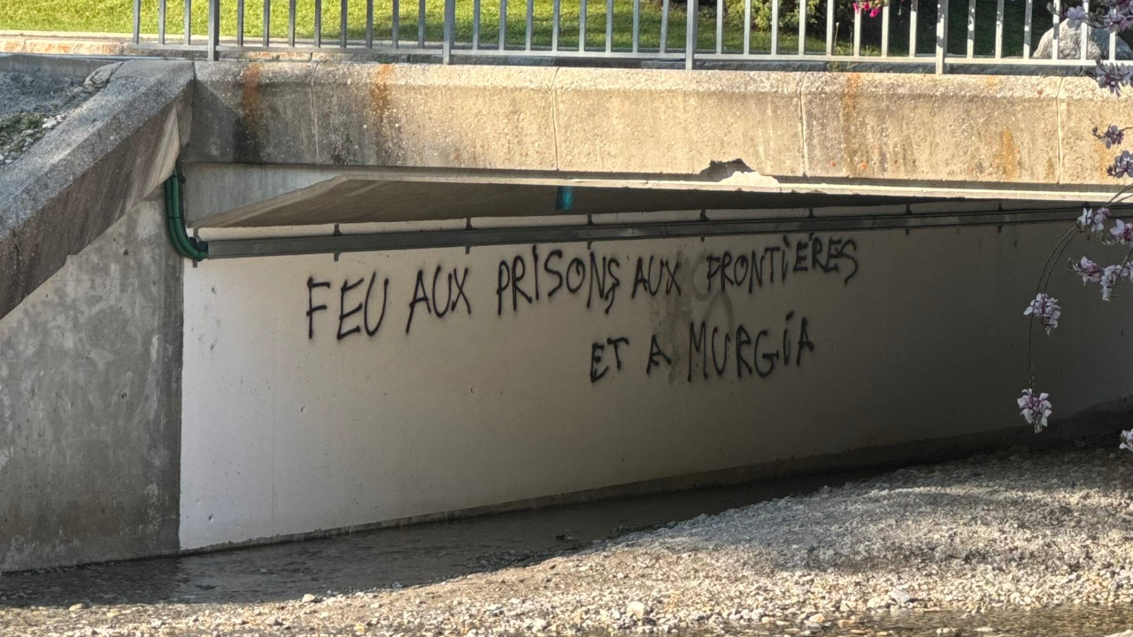 Hautes-Alpes : le maire de Briançon visé par un tag haineux Hautes-Alpes : le maire de Briançon visé par un tag haineux