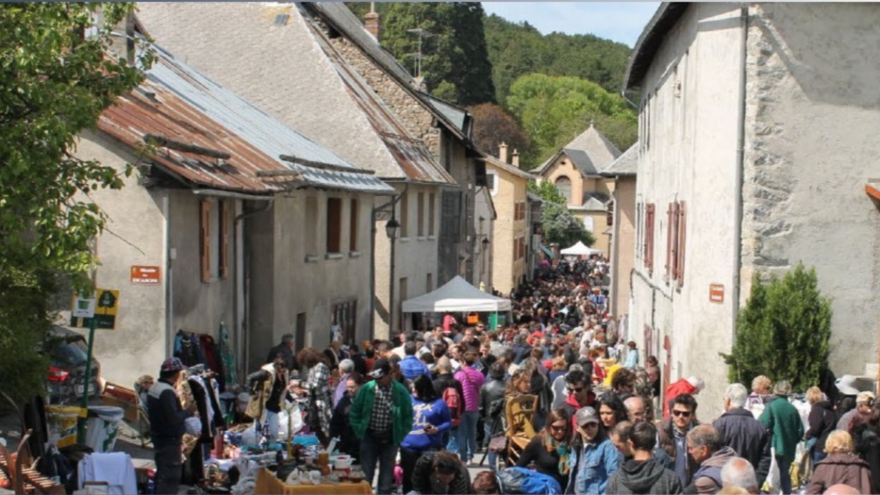 Hautes-Alpes : le traditionnel vide-grenier de Crots est maintenu Hautes-Alpes : le traditionnel vide-grenier de Crots est maintenu