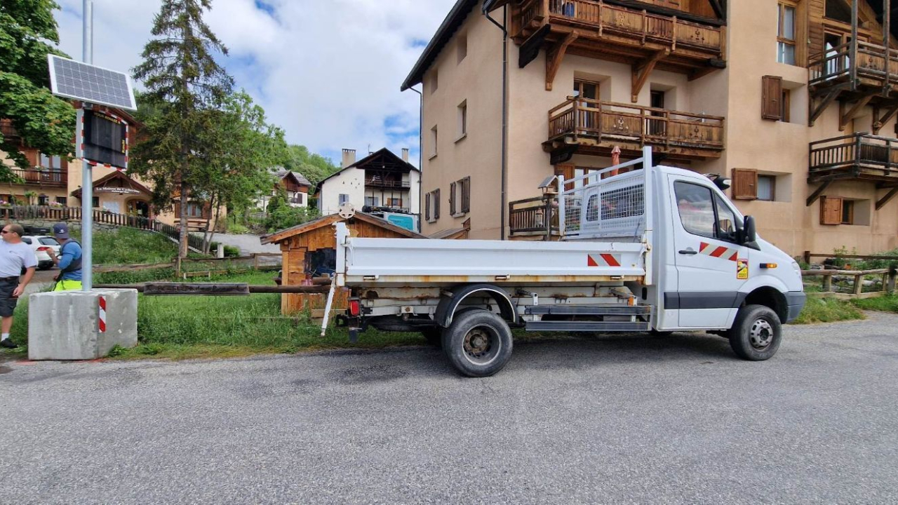 Hautes-Alpes : Puy-Saint-André prête deux radars pédagogiques à Puy-Saint-Pierre
