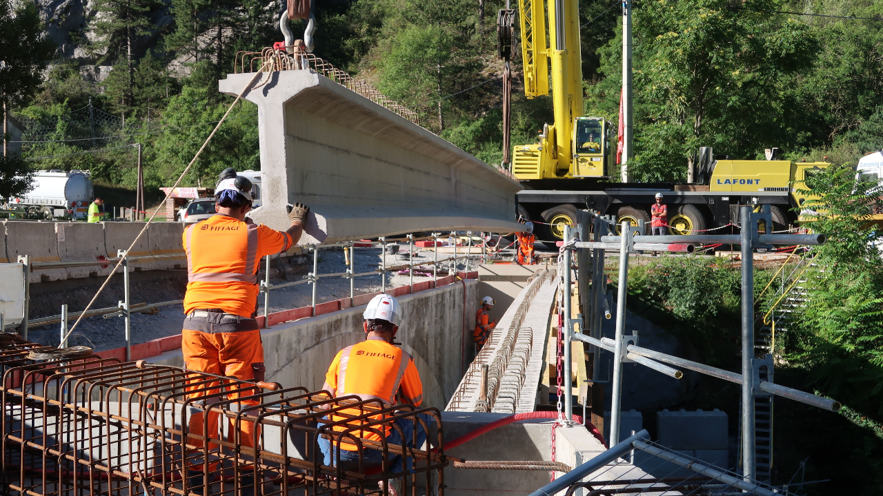 Hautes-Alpes : trois poutres en béton de plus de 25 mètres de long installées sur le pont de pierre à Serres Hautes-Alpes : trois poutres en béton de plus de 25 mètres de long installées sur le pont de pierre à Serres