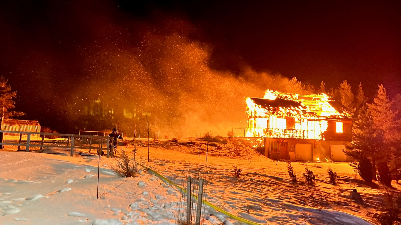 Hautes-Alpes : un chalet totalement ravagé par les flammes dans le Dévoluy