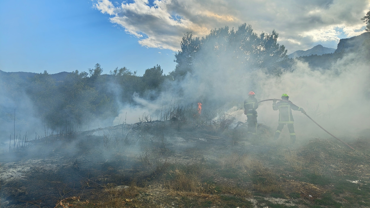 Hautes-Alpes : un feu de broussailles mobilise une trentaine de pompiers