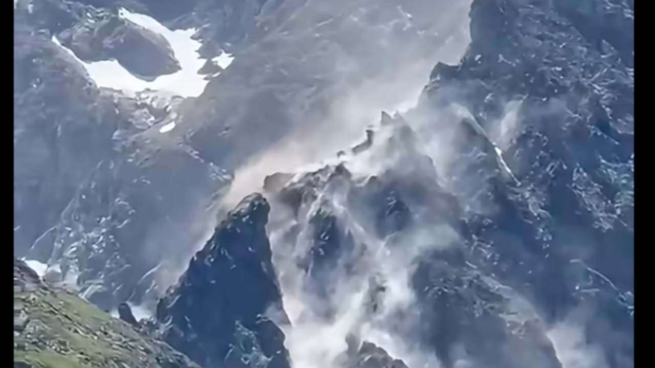 Hautes-Alpes : un spectaculaire &eacute;boulement observ&eacute; au pic de Chamoissi&egrave;re dans le massif des &Eacute;crins