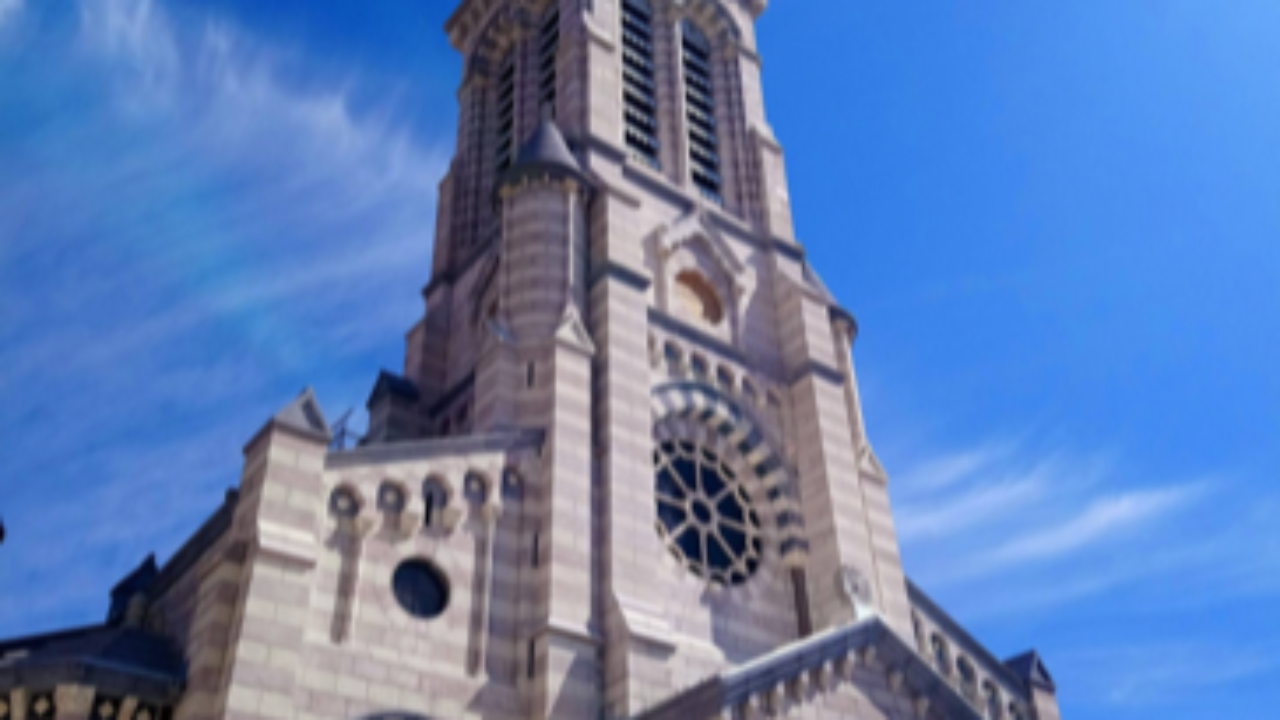 Hautes-Alpes : la cathédrale de Gap illuminée en rouge, on vous explique pourquoi