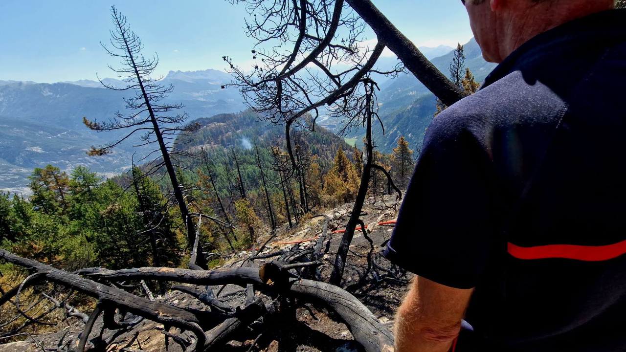 Incendie de l&rsquo;Argenti&egrave;re la Bess&eacute;e et Freissini&egrave;res, une soixantaine de pompiers haut-alpins toujours mobilis&eacute;s