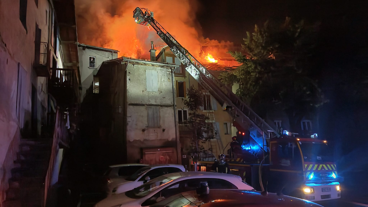 Incendie en plein centre d'Embrun : un homme décède après s'être défenestré Incendie en plein centre d'Embrun : un homme décède après s'être défenestré