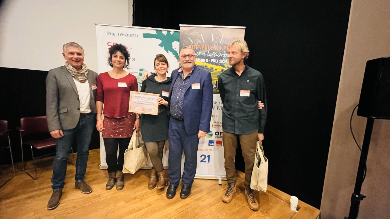 Jo&euml;l Giraud remet les prix du concours "innover &agrave; la campagne"