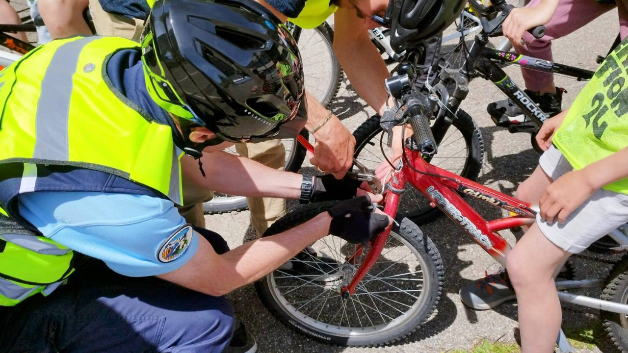 La gendarmerie des Hautes-Alpes aupr&egrave;s des enfants pour la s&eacute;curit&eacute; routi&egrave;re