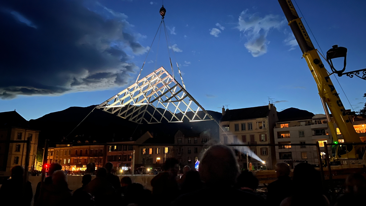 La pyramide de Gap posée sur son socle devant plusieurs centaines de Gapençais La pyramide de Gap posée sur son socle devant plusieurs centaines de Gapençais