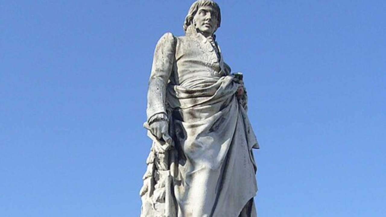 La statue du baron De Ladoucette se refait une beaut&eacute; &agrave; Gap