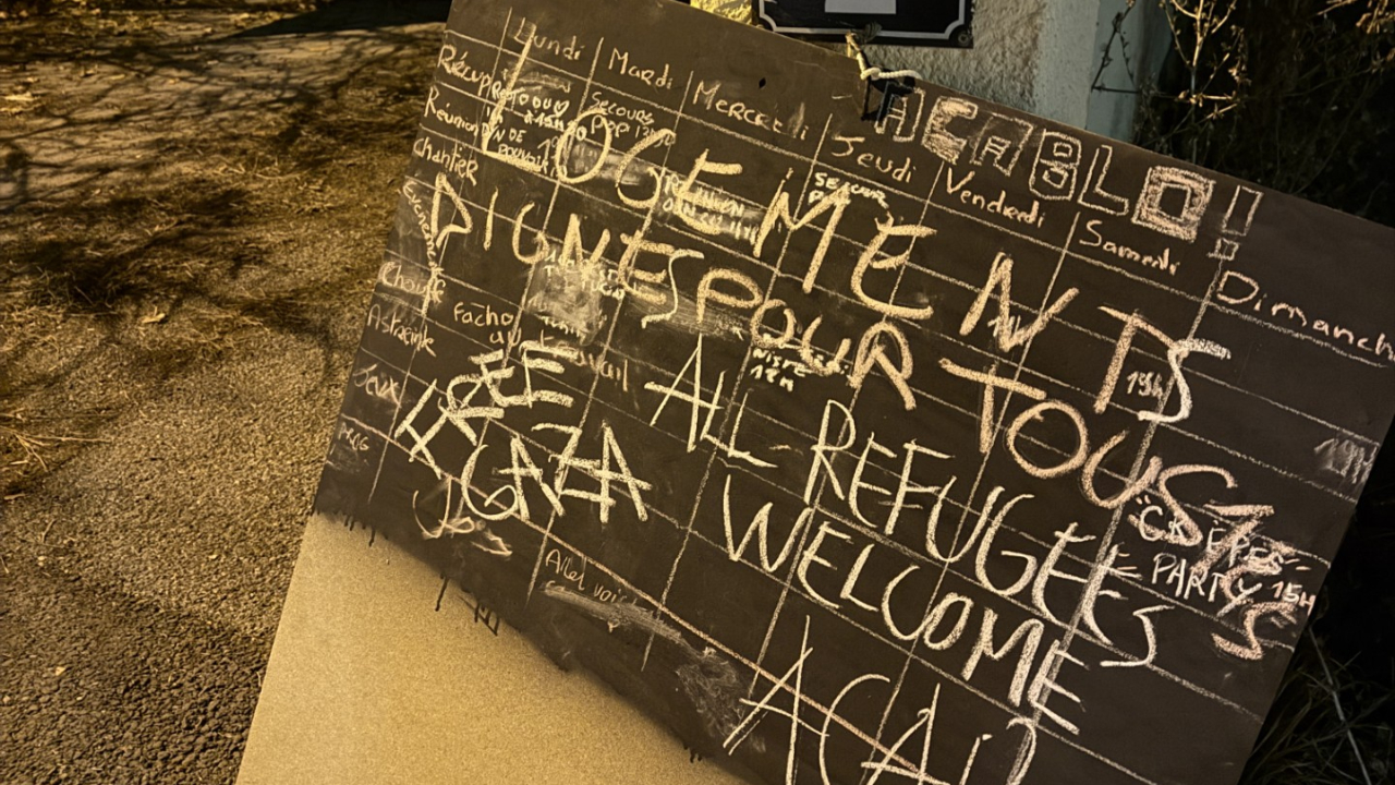 Le boulodrome de Briançon évacué par les forces de l'ordre Le boulodrome de Briançon évacué par les forces de l'ordre