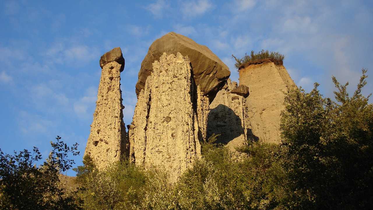Les demoiselles coiffées de Théus : une sculpture géologique commencée il y a 30 000 ans, et jamais terminée Les demoiselles coiffées de Théus : une sculpture géologique commencée il y a 30 000 ans, et jamais terminée