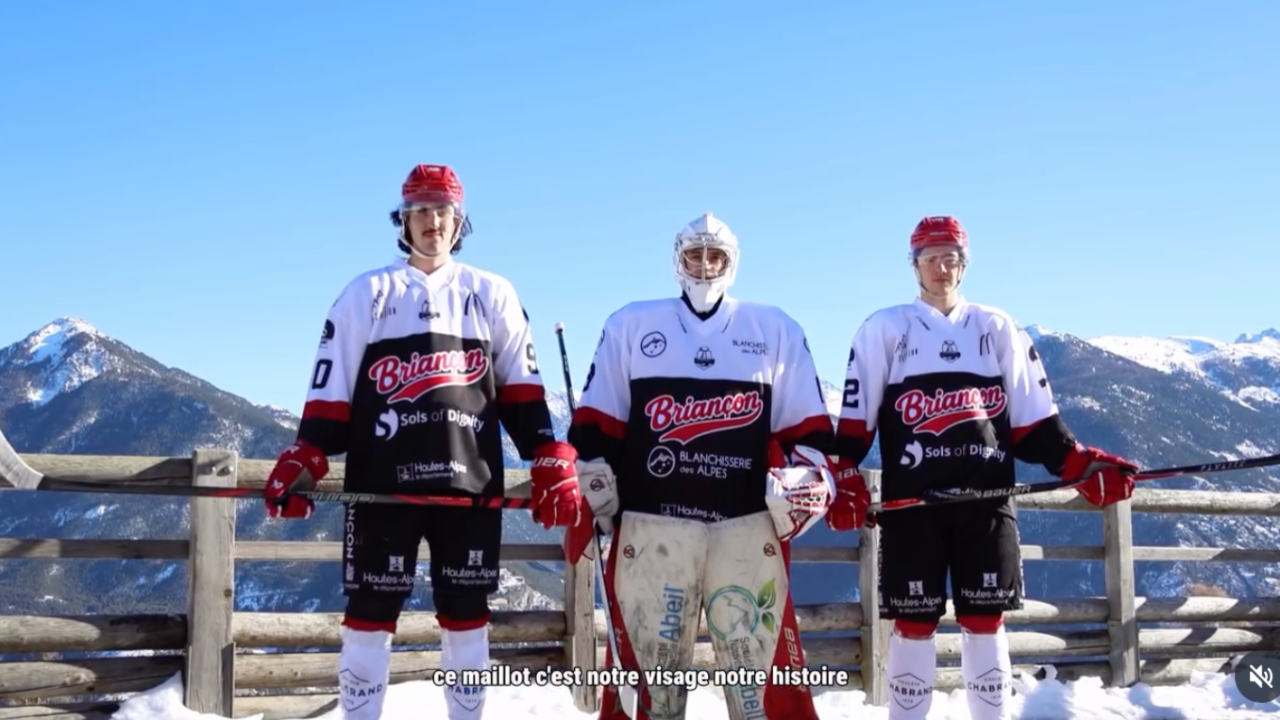 Les Diables Rouges de Briançon dévoilent un maillot sans rouge, les supporters partagés Les Diables Rouges de Briançon dévoilent un maillot sans rouge, les supporters partagés