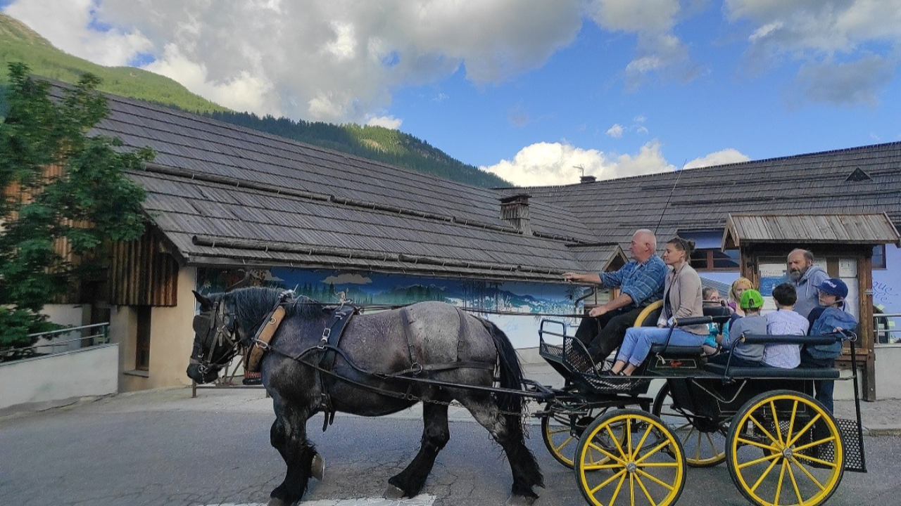 Les enfants vont à l’école en calèche à Saint-Chaffrey Les enfants vont à l’école en calèche à Saint-Chaffrey