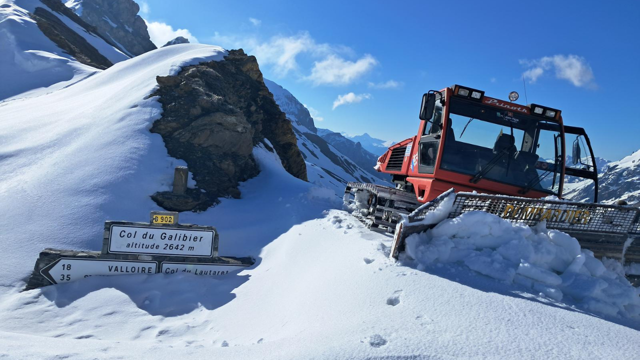Les images impressionnantes du d&eacute;neigement au col du Galibier