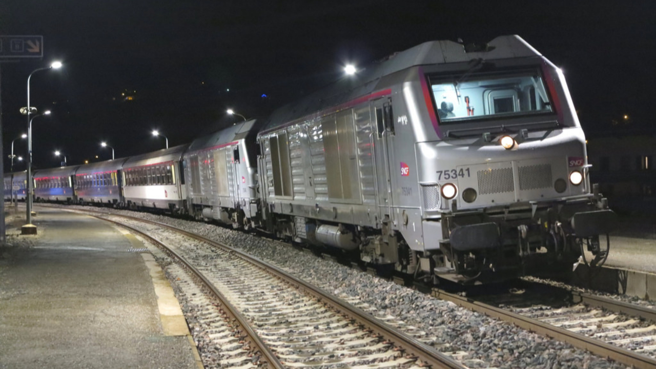 Quatre d&eacute;put&eacute;s &agrave; bord du train de nuit Paris-Brian&ccedil;on pour "alerter l'ex&eacute;cutif"