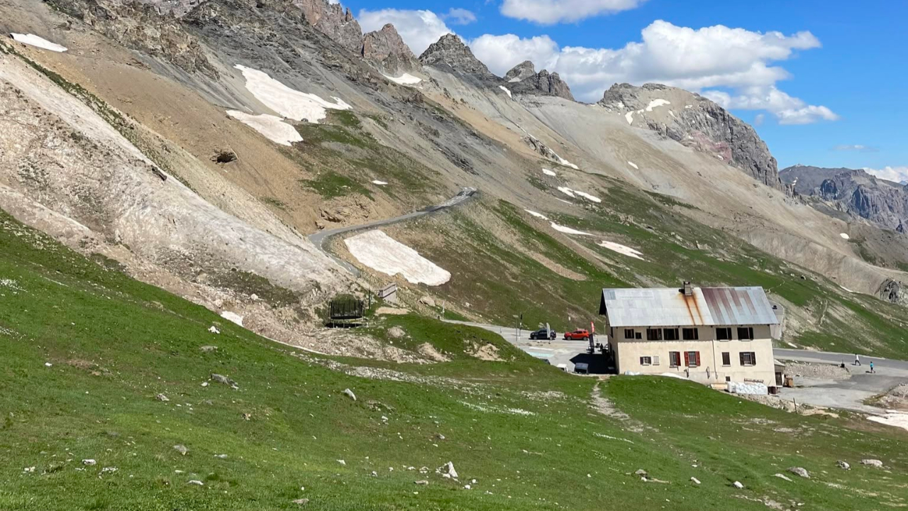 S&eacute;cheresse : le refuge du Galibier ferme ses toilettes et ses douches faute d&rsquo;eau