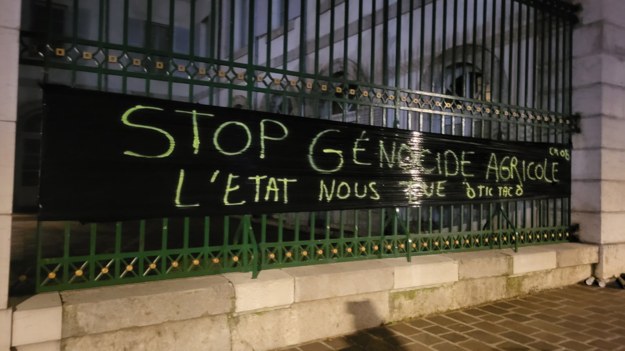 "Stop génocide agricole" : la Coordination rurale 05 a bâché la préfecture de Gap "Stop génocide agricole" : la Coordination rurale 05 a bâché la préfecture de Gap