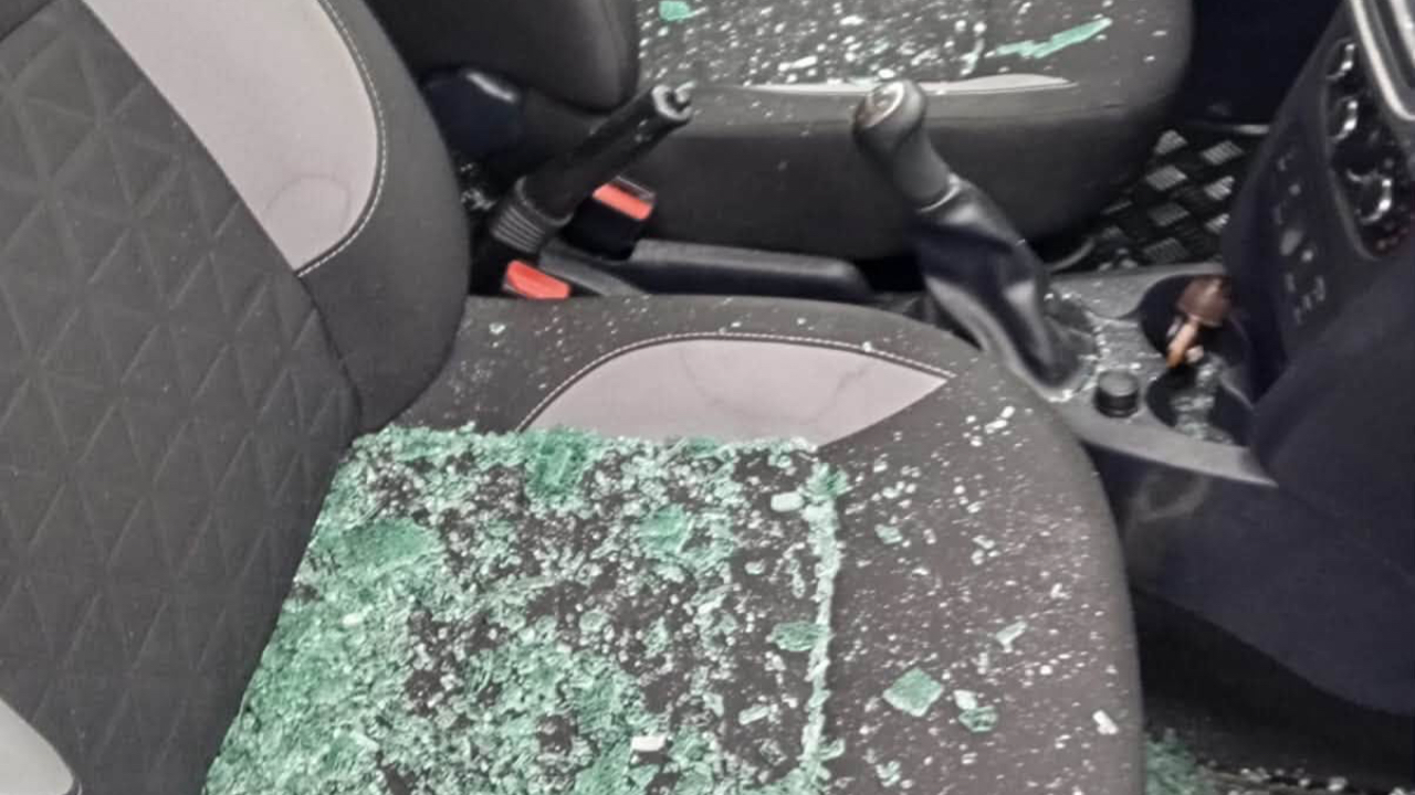"Tentative d&rsquo;intimidation" dans les&nbsp;Hautes-Alpes ? : vitres bris&eacute;es, pneu crev&eacute;&hellip; une polici&egrave;re vis&eacute;e &agrave; Brian&ccedil;on