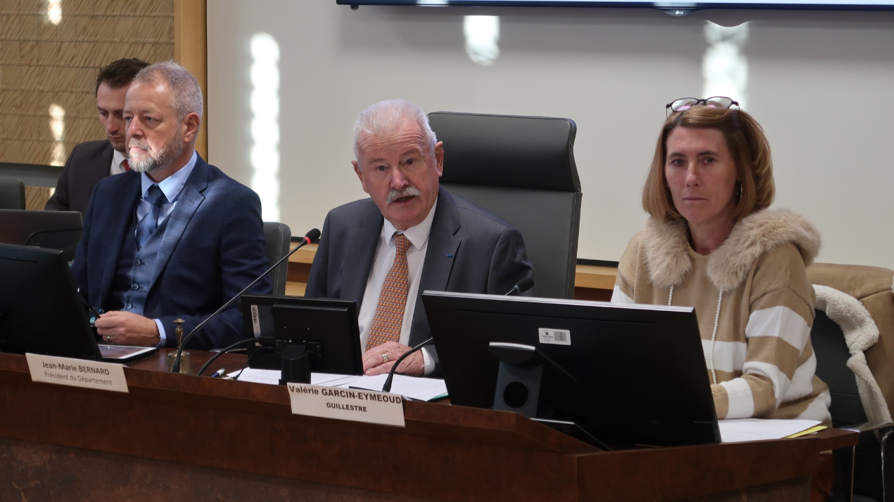 Trois &eacute;lus de plus, dont la d&eacute;put&eacute;e Val&eacute;rie Rossi, demandent la mise en retrait de Jean-Marie Bernard