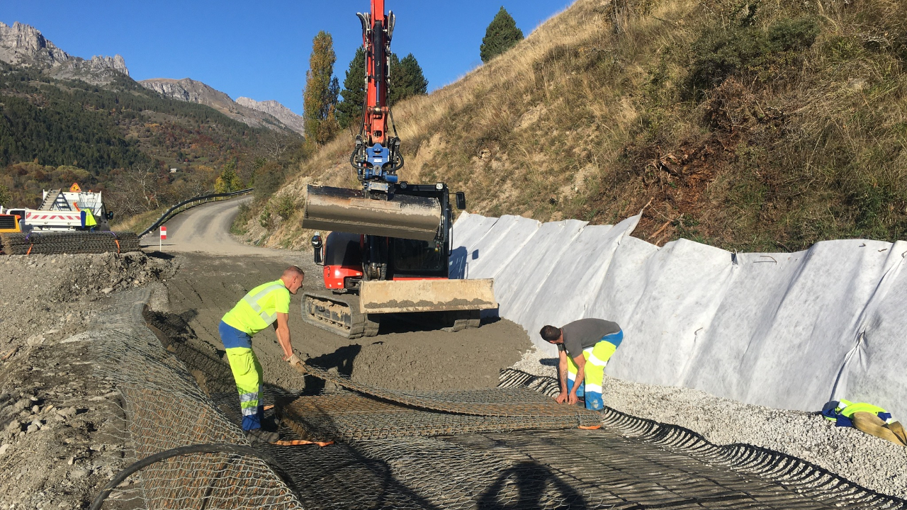 Un chantier routier réalisé en partie par les agents du Département des Hautes-Alpes Un chantier routier réalisé en partie par les agents du Département des Hautes-Alpes