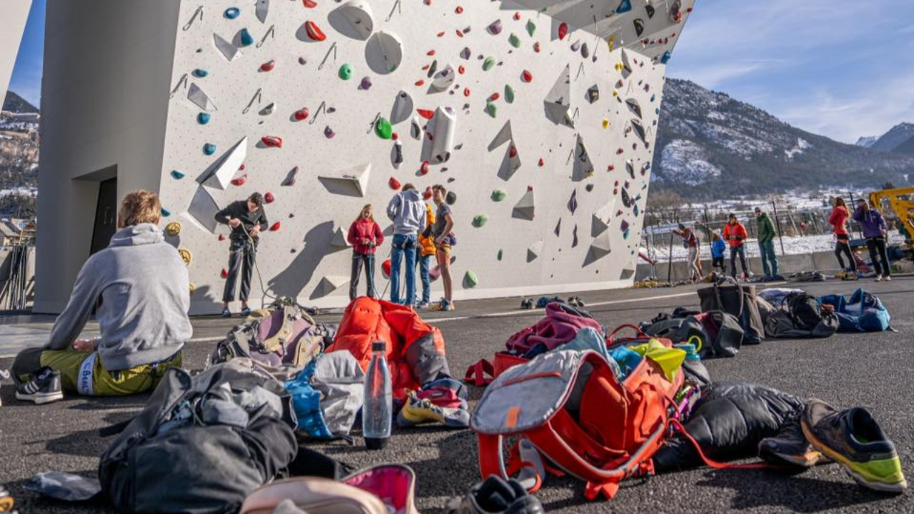 Un chien, un mur d&rsquo;escalade et une plainte pour agression sexuelle : proc&egrave;s surr&eacute;aliste &agrave; Brian&ccedil;on