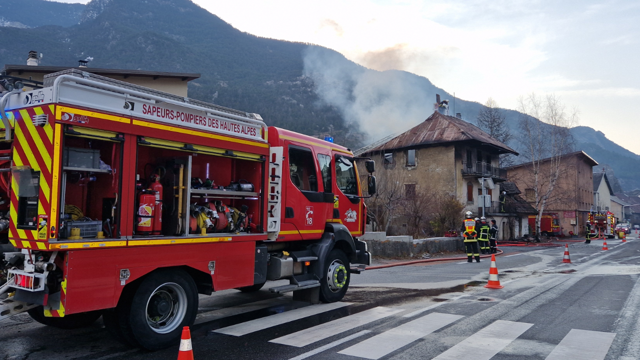 Un feu d'habitation &agrave; la Roche de Rame paralyse la RN94