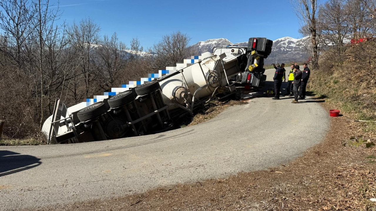 Un poids lourd transportant du ciment sec se renverse &agrave; La Rochette